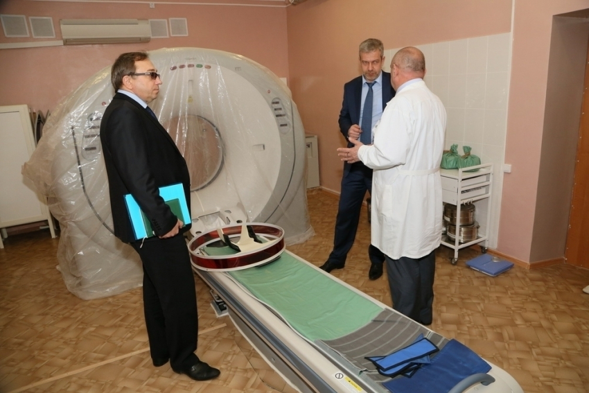 Медики Волгодонска пожаловались Иванову на сломанный томограф, изношенные машины «скорой» и на отсутствие ремонта в травмпункте