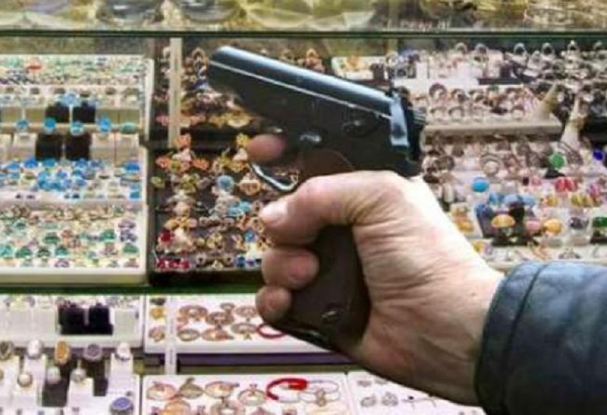 Мужчина в черных очках и медицинской маске ограбил ювелирный магазин в Цимлянске 