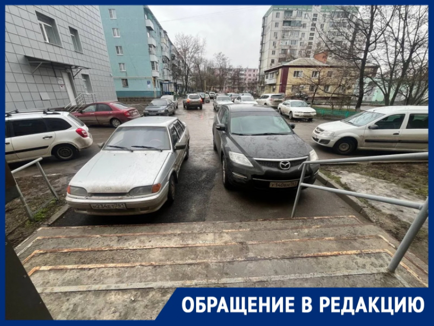 Жильцы Ленина, 104 с трудом попадают в подъезд из-за припаркованных машин пациентов первой поликлиники