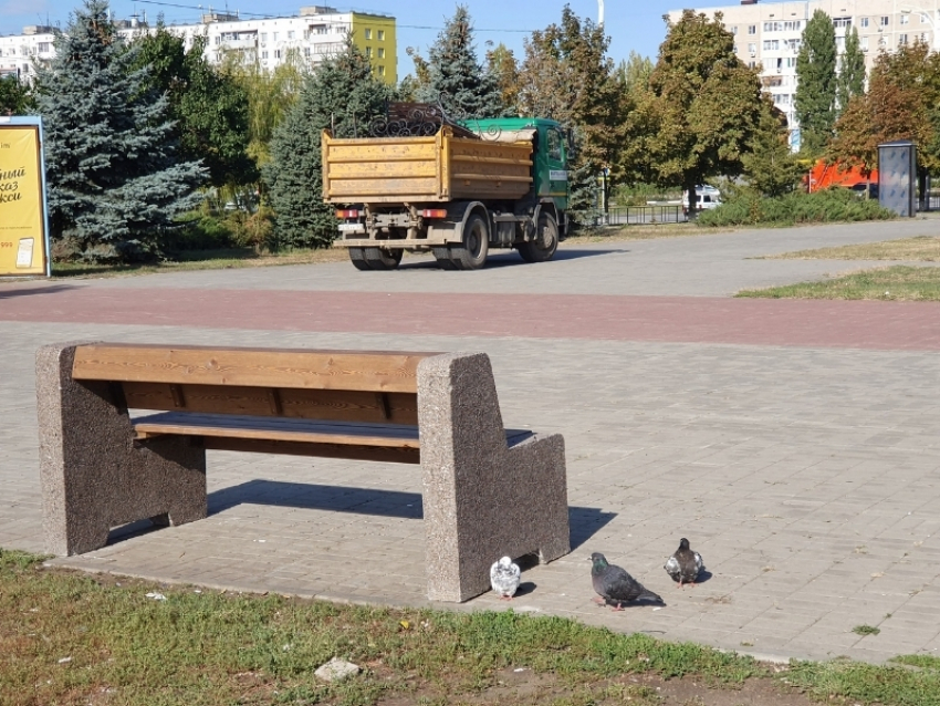 На площади перед ДК Курчатова появились новые скамейки