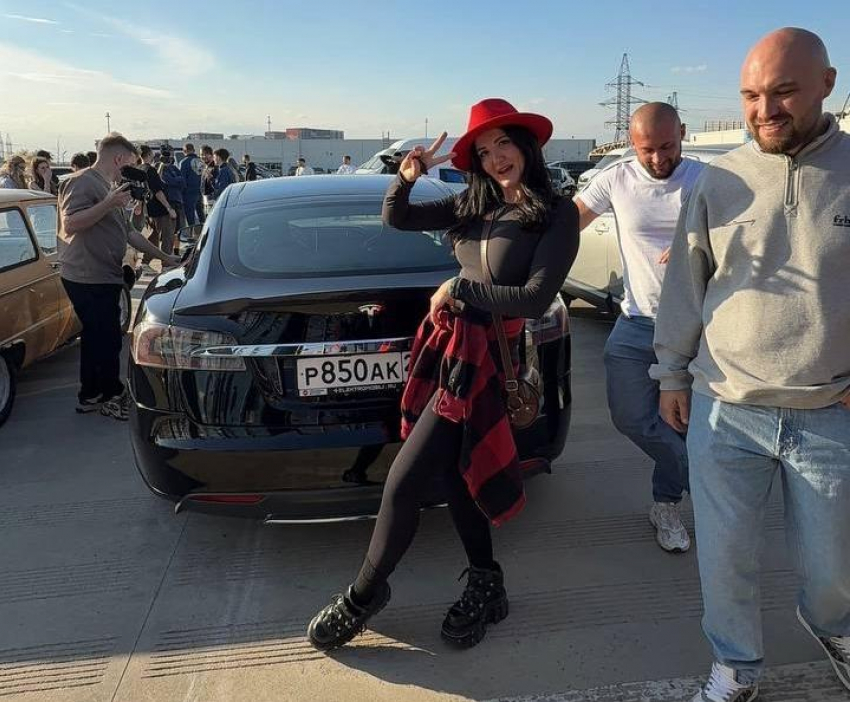 Автоблогер Настя Туман достала из контейнера Теслу  за 1,5 миллиона 