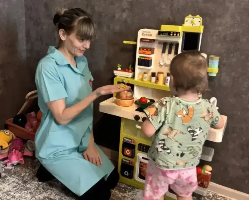 Бесплатно посидит с ребенком: в Волгодонске с февраля можно попросить о помощи «социальную няню»