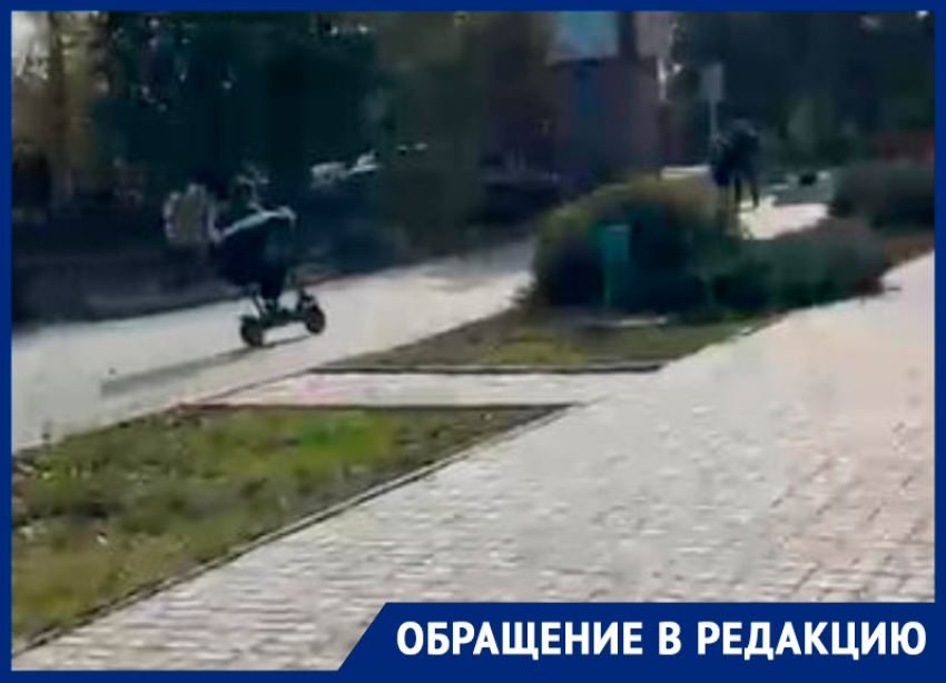 Наглые самокатчики терроризируют горожан в парке «Победы» 