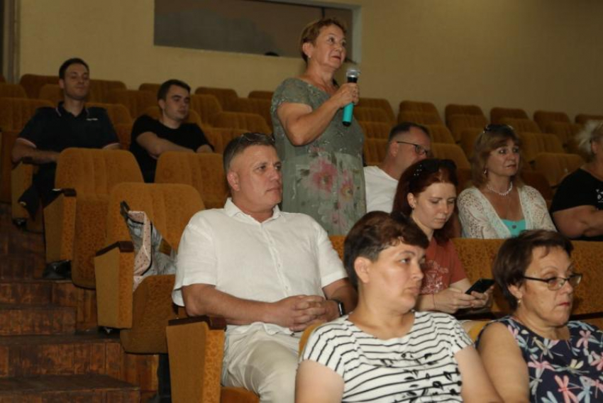 О состоянии клумбы на въезде в Волгодонск и о медицине поинтересовались горожане у главы администрации