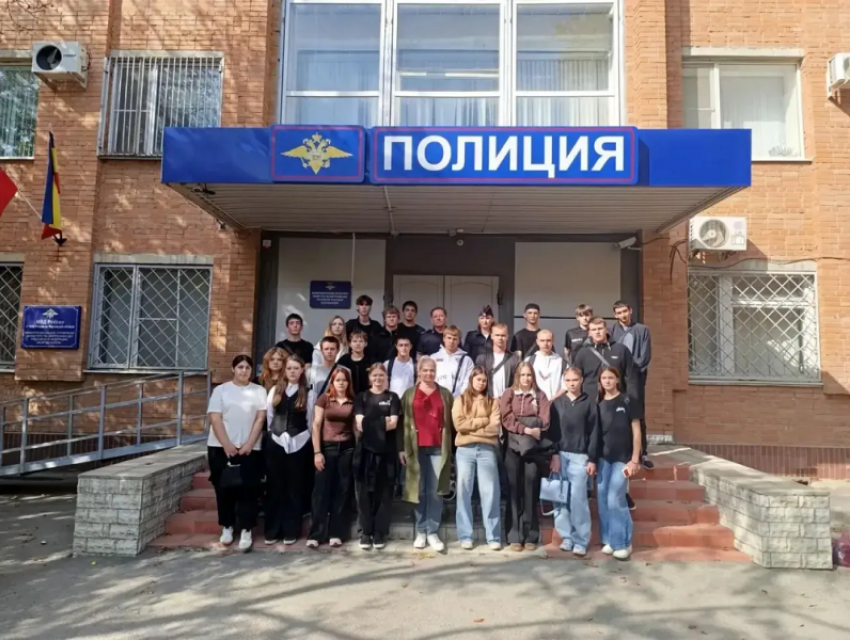Волгодонские полицейские провели экскурсию для «полицейского класса» и студентов
