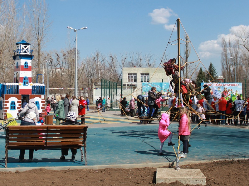 В Волгодонске открыли двор с игрушечным маяком и «канатным деревом» для детей