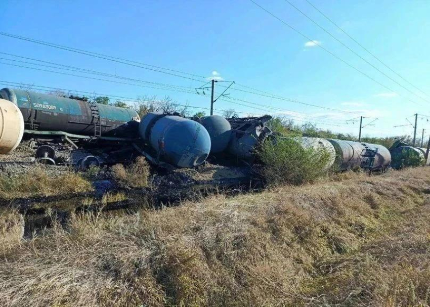  Уложили 300 метров нового пути: движение поездов в Орловском районе полностью восстановили после крушения нефтеналивного состава