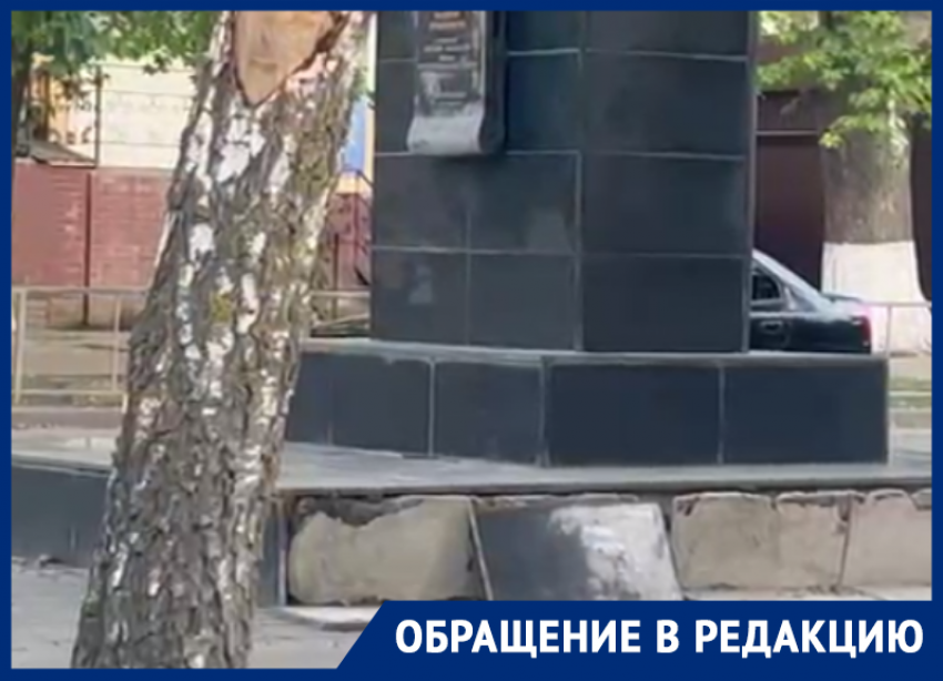 Легендарные самоотваливающиеся плитки на памятнике атаману Платову в Волгодонске беспокоят горожан
