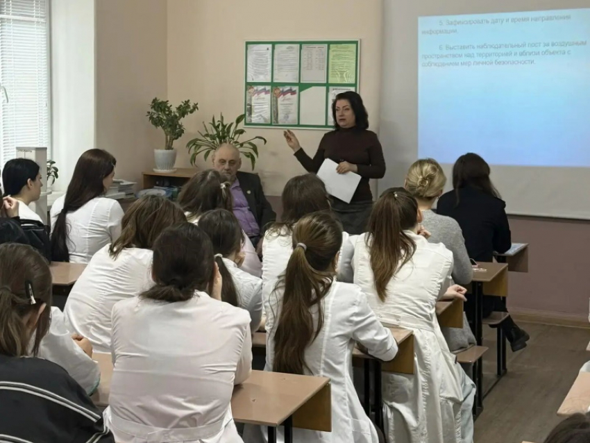 Будущим педагогам и медикам Волгодонска рассказали, что делать при ракетной и беспилотной опасности