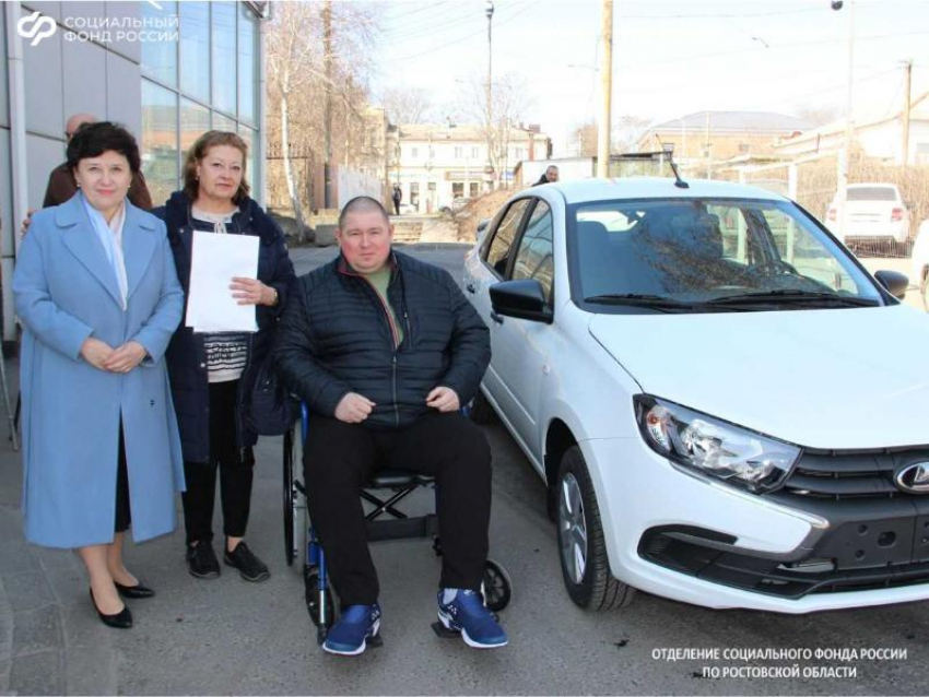 Волгодонец получил новую Лада Гранта от Соцфонда: машину адаптировали под него