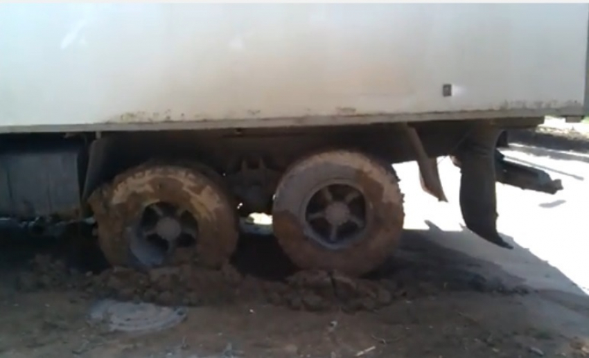 В Волгодонске грузовик провалился в яму (ВИДЕО)