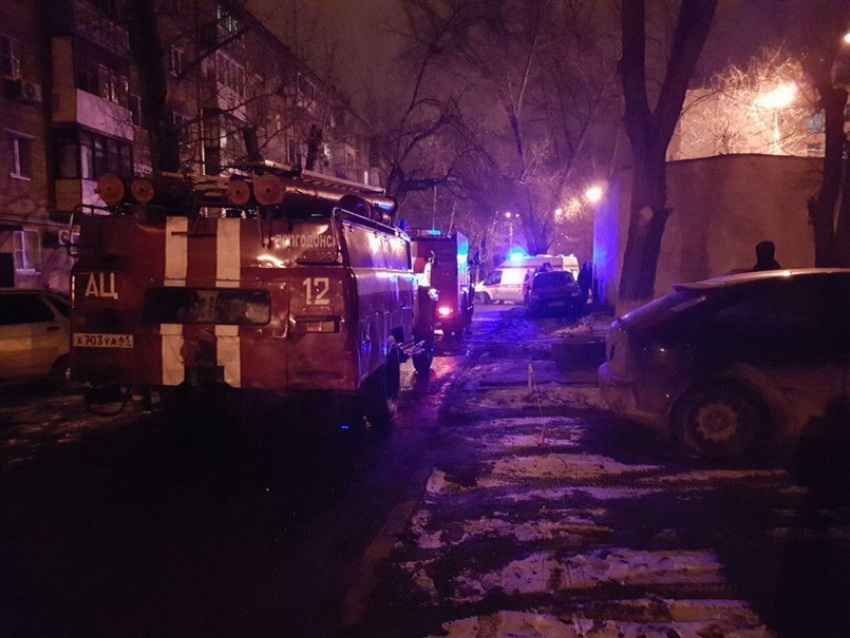 Пострадавшую при пожаре женщину увезли в реанимацию: ЧП произошло на переулке Октябрьском в Волгодонске 
