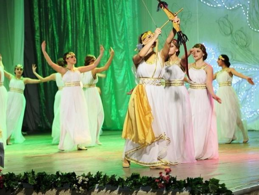 «Без женщин жить нельзя на свете!»: в Волгодонске женщин с 8 марта поздравили праздничным концертом
