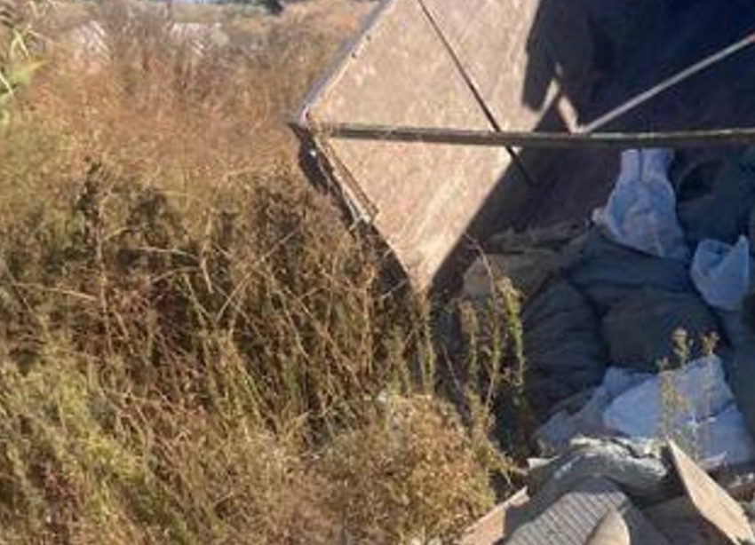 Сбрасывающие строительный мусор на окраине Волгодонска люди попались с поличным