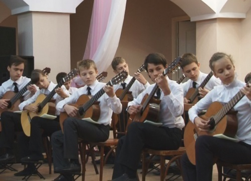 В Волгодонской музыкальной школе выступили виртуозы скрипки и гитары