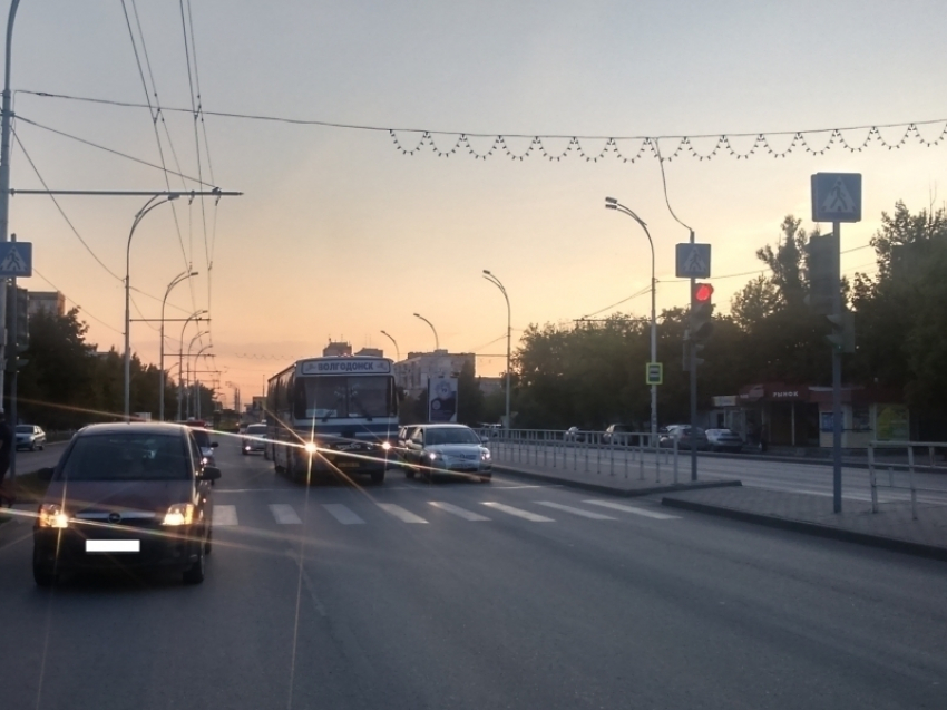 Водитель на «Опеле» сбил 16-летнюю девушку на пешеходном переходе в Волгодонске
