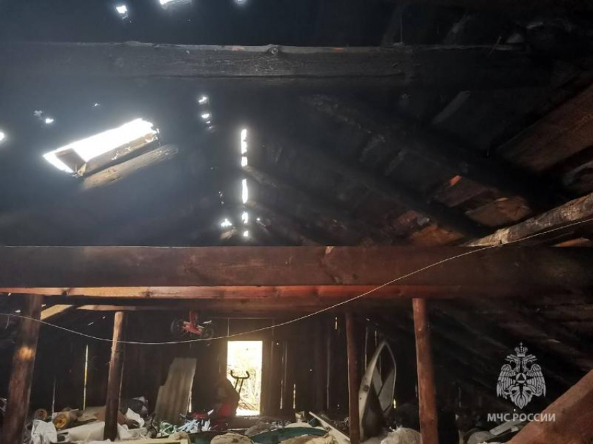 Ремонт обернулся пожаром: неаккуратный мастер из Мартыновского района подпалил крышу собственного дома