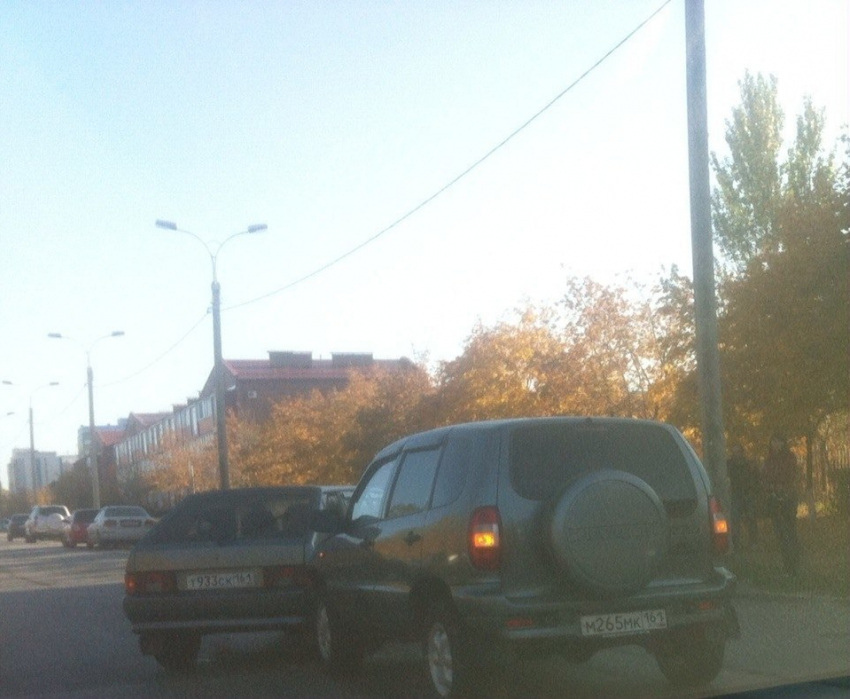 Солнечное утро вторника стало мрачным для водителей «Нивы» и «четырнадцатой» - ДТП возле детской поликлиники, - читатель