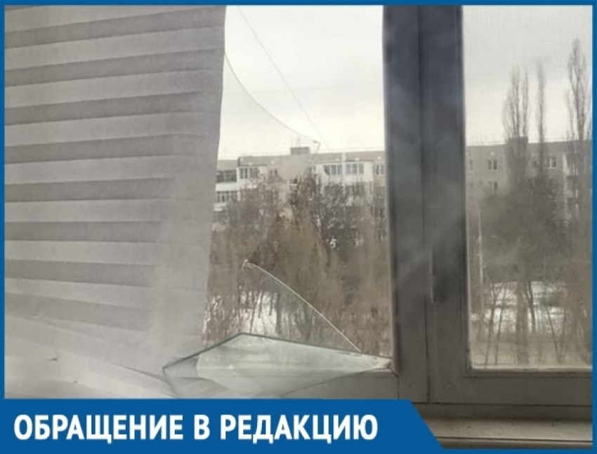 Пласты облетающей обшивки выбили окна в доме на проспекте Строителей в Волгодонске 