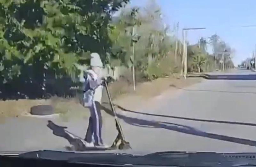 9-летнюю девочку на самокате сбила иномарка под Волгодонском: жуткий момент ДТП попал на видеорегистратор водителя