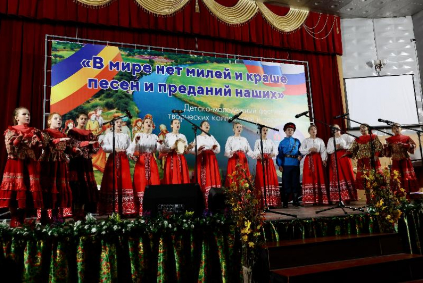 Ансамбль русской песни «Райдуга» покорил молодежный фестиваль в Веселовском районе