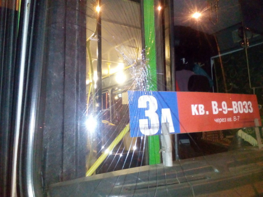 В Волгодонске пешеход разбил рукой лобовое стекло троллейбуса и скрылся на тонированном «Ауди Q7»