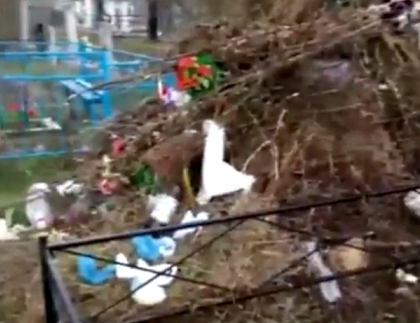 Огромную кучу мусора возле могил на кладбище сняла на видео жительница Волгодонска