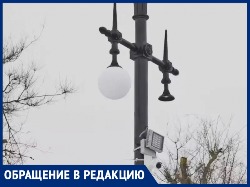 После дорогостоящей реставрации обелиска строителям Цимлянской ГЭС у фонаря отвалился плафон