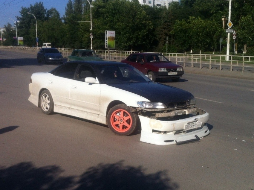 В Волгодонске на проспекте Строителей столкнулись «Toyota Corolla» и «Toyota Mark II»