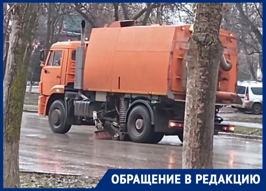В Волгодонске коммунальные службы принялись мыть дороги после обильного дождя