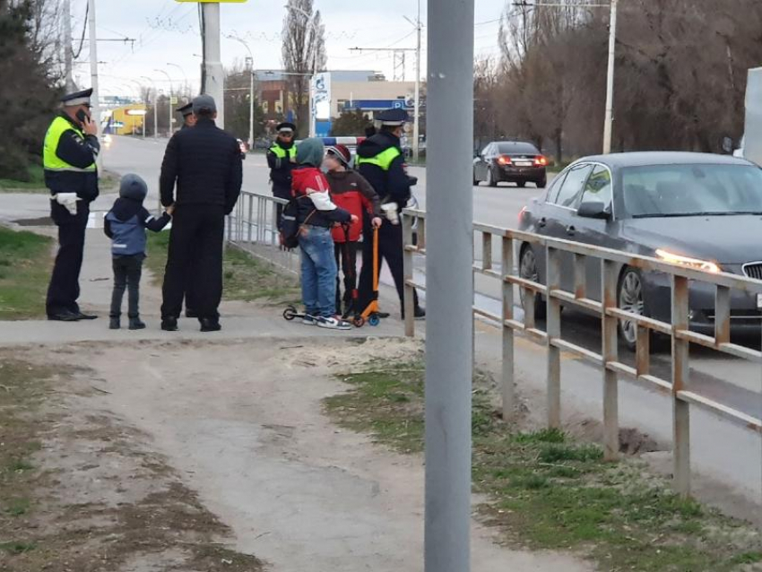 Юные волгодонцы устроили забег на самокатах по пешеходному переходу на Морской