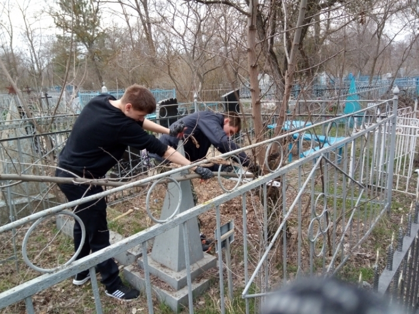 Молодые казаки Волгодонска облагородили заброшенные могилы ветеранов