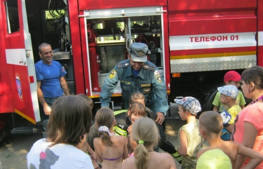 Волгодонские пожарные все лето развлекают детей