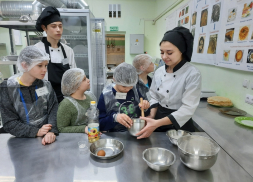 Школы Волгодонска могут остаться без поваров: работники «мигрируют» в фаст-фуды из-за низкой зарплаты