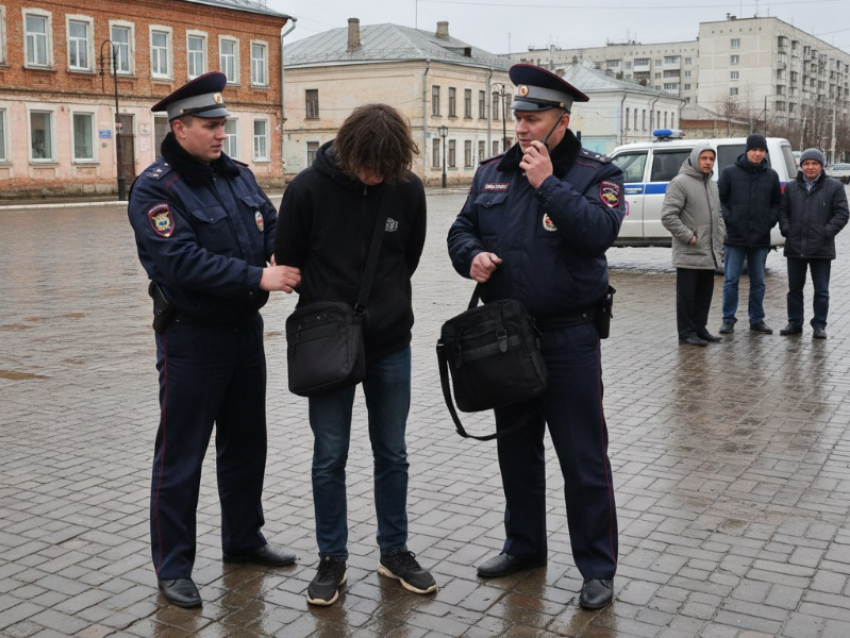 18-летнего «лопуха»-курьера из Азова поймали в Волгодонске за сотрудничество с мошенниками 