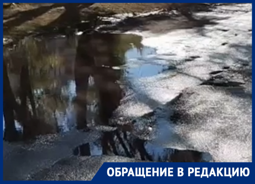 Море по колено: жители жалуются на огромные лужи на улице Морской