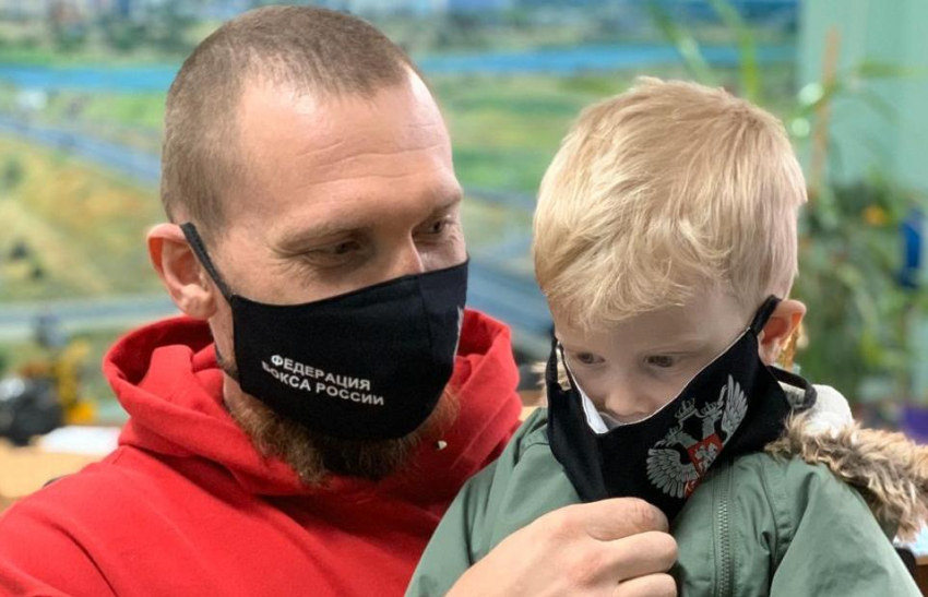 Защитные маски и 100 литров антисептика передала Федерация бокса России Волгодонску 