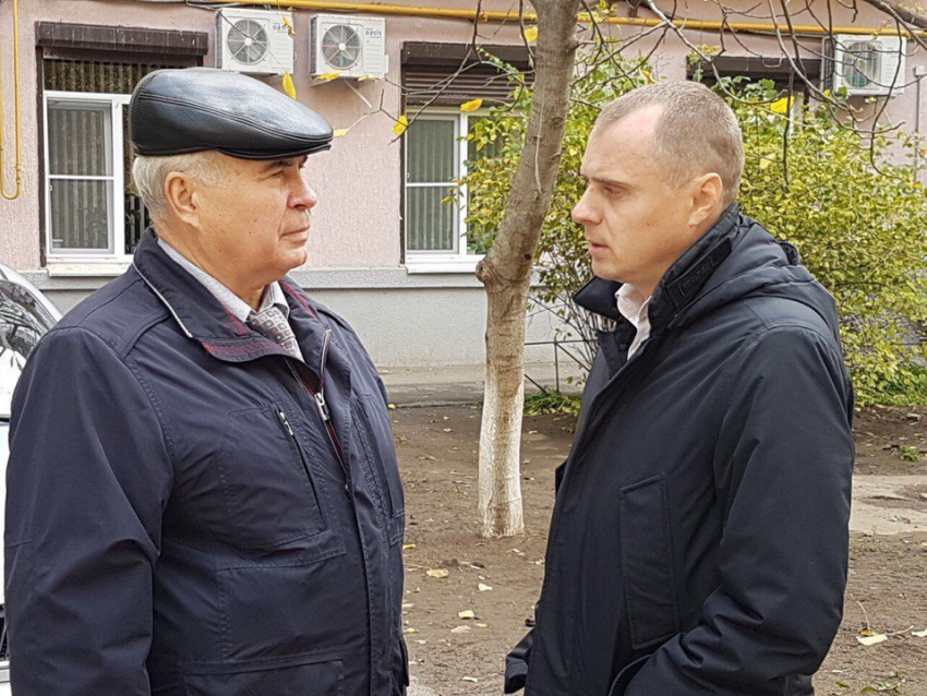 После прочтения статьи в «Блокноте» министр ЖКХ области Андрей Майер посетил затопленную квартиру в Волгодонске 