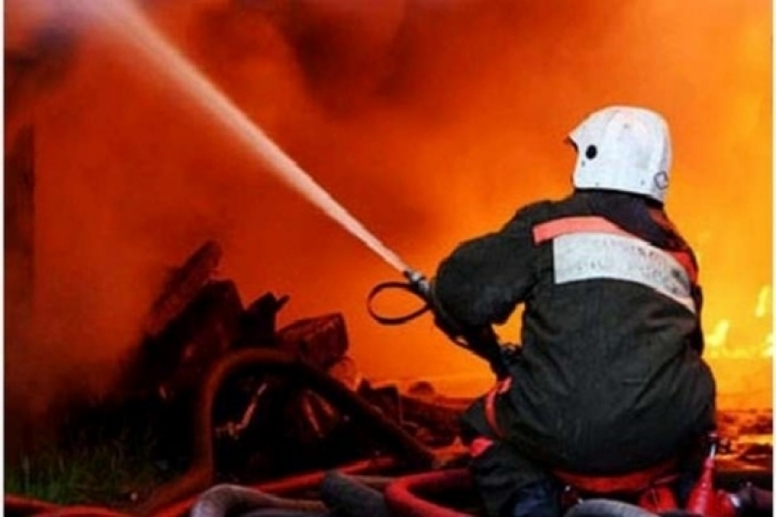 В Волгодонском районе загорелась хозпостройка