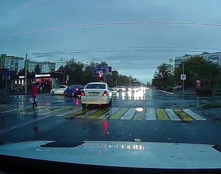 «Можно и так!»: волгодонец дерзко проигнорировал красный свет, шокировав очевидцев