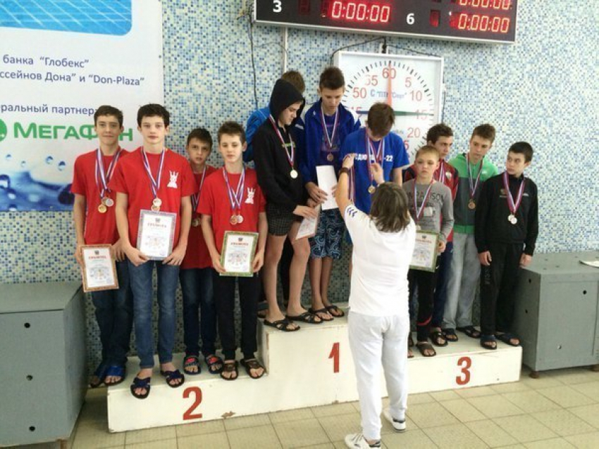 Волгодонские пловцы обновили личные рекорды на соревнованиях в Шахтах