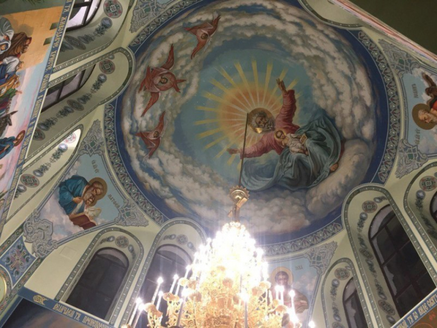 Необыкновенной красоты роспись появилась на центральной части Свято-Троицкого храма Волгодонска