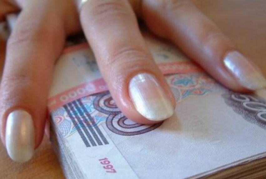 В Мартыновском районе пожилая бизнес-леди обманула клиентов на миллион рублей