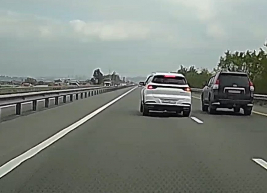 Неожиданный маневр водителя на оживленной дороге попал на видео 