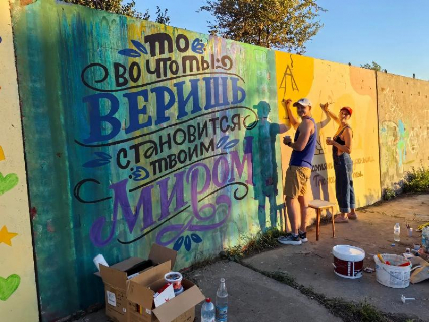 Арт-галерея под открытым небом: на набережной В-9 появились новые картины на бетоне