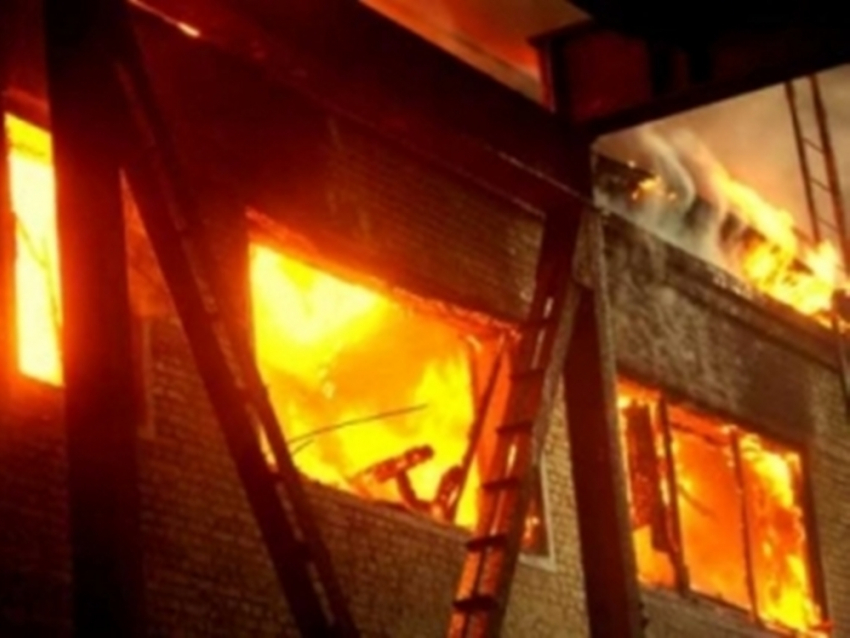 В Цимлянске пожар в строящемся здании тушили три часа