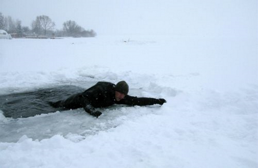 В Волгодонске за последние сутки трое рыбаков проваливались под лед - поиски одного из них продолжаются