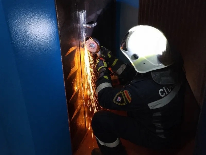 В Цимлянске спасатели вскрыли дверь квартиры, где трое суток не выходила на связь пожилая женщина