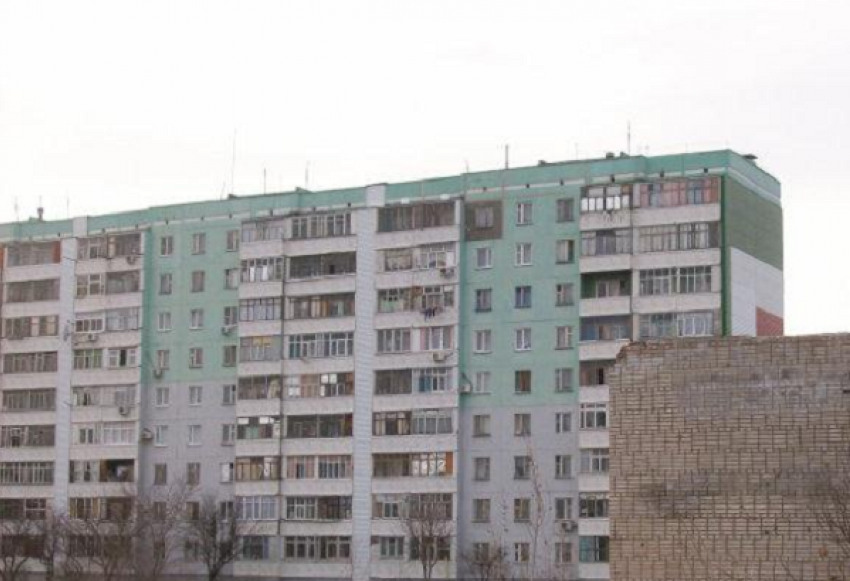 В Волгодонске мужчина разбился насмерть после падения с крыши девятиэтажного дома