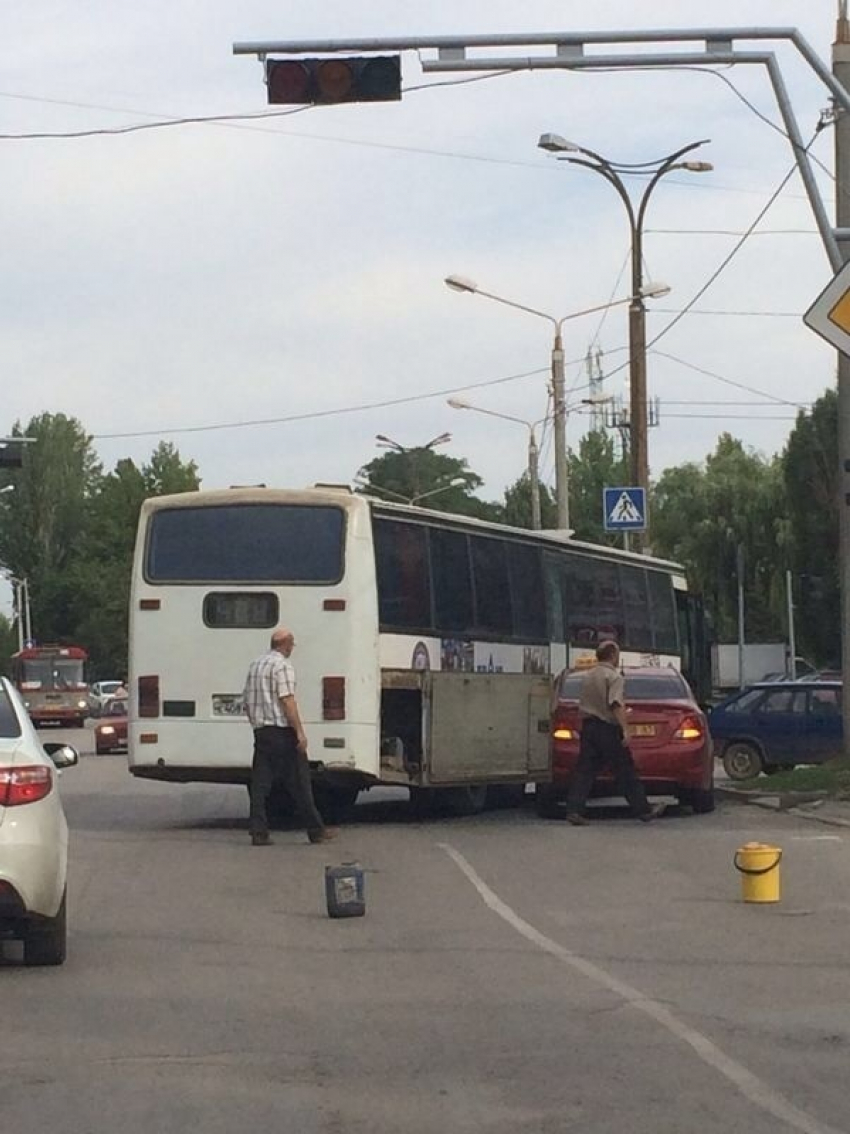 В Волгодонске столкнулись автобус и такси «Hyundai Solaris» 